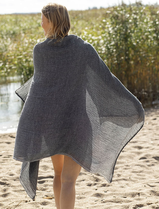 Nyytti Dusch- und Badetuch in Black Grey von Lapuan Kankurit aus Leinen und Tencel.