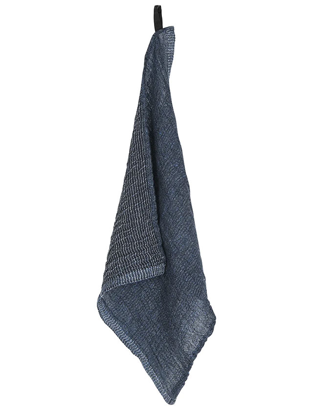 Nyytti Gästehandtuch in Black Blueberry von Lapuan Kankurit aus Leinen und Tencel.