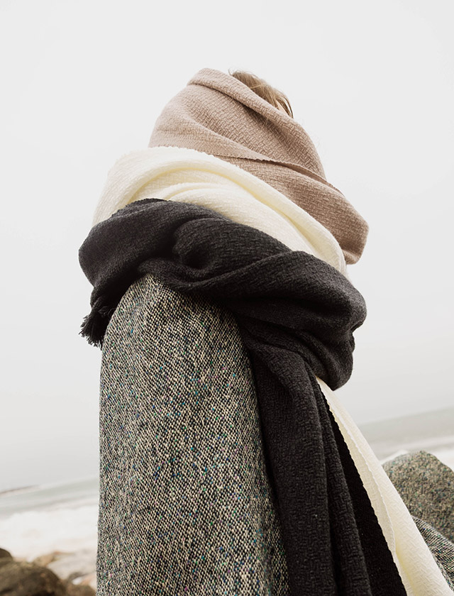 OLO Schal von Lapuan Kankurit aus Merinowolle in Beige, Schwarz und Naturweiß mit feinem Webmuster.