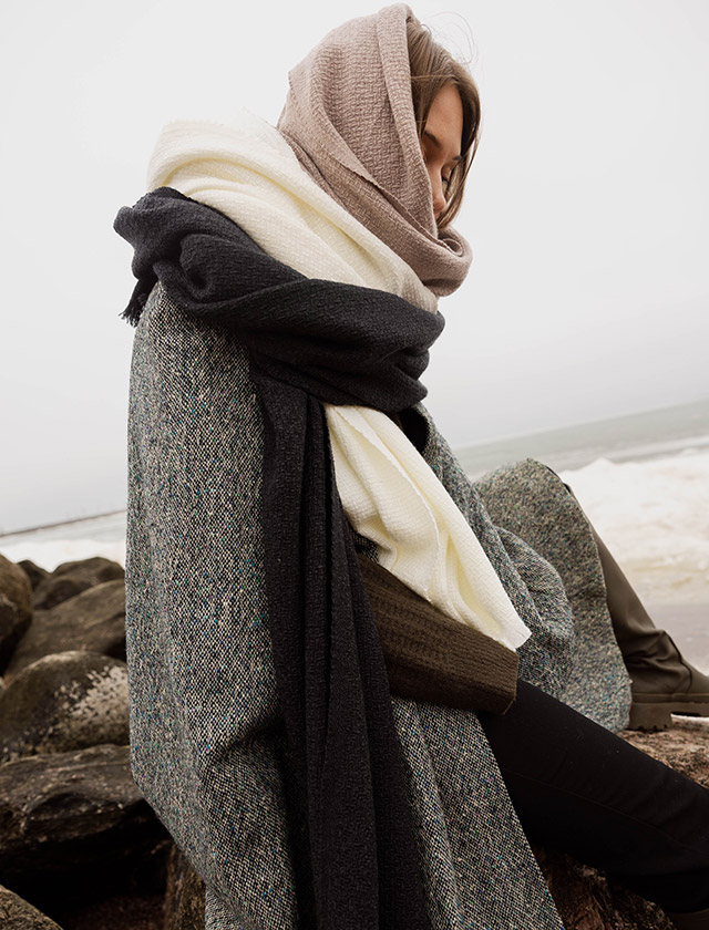 OLO Schal von Lapuan Kankurit aus Merinowolle in Beige, Schwarz und Naturweiß mit feinem Webmuster.