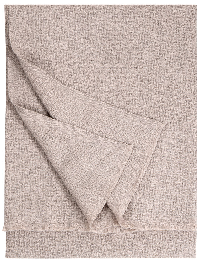 Die OLO Wolldecken von Lapuan Kankurit vereinen hochwertige Naturmaterialien mit zeitlosem skandinavischem Design. Beige Wolldecke aus Merinowolle im klassischen, minimalistischen Look. Die Decke misst 135 × 180 cm und ist mit dekorativen Fransen versehen. Weiche, wärmende Naturfaserqualität für Sofa, Sessel oder Bett.