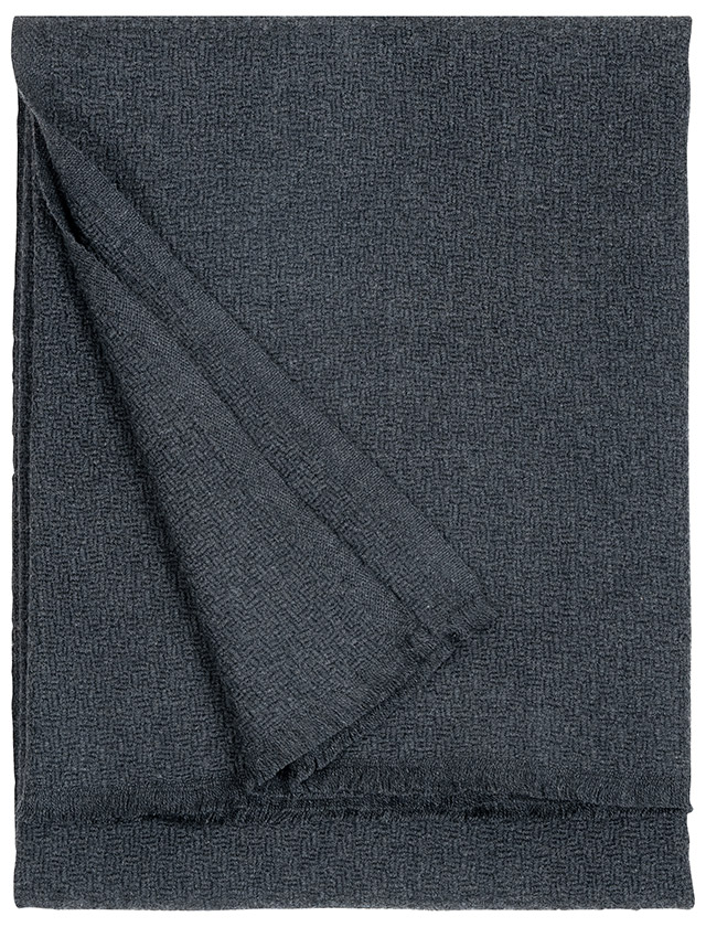 Die OLO Wolldecken von Lapuan Kankurit vereinen hochwertige Naturmaterialien mit zeitlosem skandinavischem Design. Schwarze Wolldecke aus Merinowolle im klassischen, minimalistischen Look. Die Decke misst 135 × 180 cm und ist mit dekorativen Fransen versehen. Weiche, wärmende Naturfaserqualität für Sofa, Sessel oder Bett.