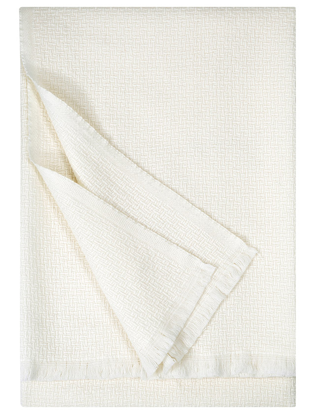 Die OLO Wolldecken von Lapuan Kankurit vereinen hochwertige Naturmaterialien mit zeitlosem skandinavischem Design. Weiße Wolldecke aus Merinowolle im klassischen, minimalistischen Look. Die Decke misst 135 × 180 cm und ist mit dekorativen Fransen versehen. Weiche, wärmende Naturfaserqualität für Sofa, Sessel oder Bett.