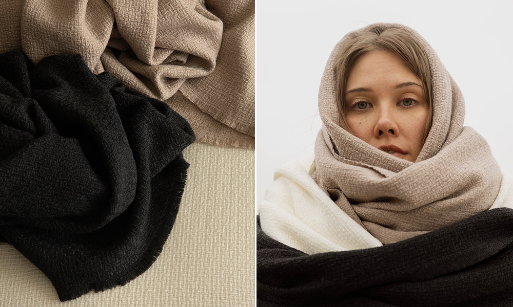 OLO Schal von Lapuan Kankurit aus Merinowolle in Beige, Schwarz und Naturweiß mit feinem Webmuster, locker drapiert und als großzügiger Schal getragen.