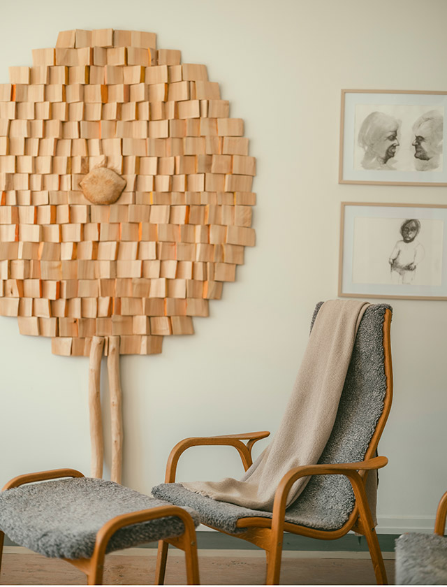 Die OLO Wolldecken von Lapuan Kankurit vereinen hochwertige Naturmaterialien mit zeitlosem skandinavischem Design. Die naturfarbene OLO Wolldecke liegt lässig auf dem ikonischen Lamino Chair mit passendem Fußhocker. Die fein strukturierte Wolloberfläche, die natürlichen Farbtöne und die harmonische Inszenierung unterstreichen die nordische Wohnästhetik. Als hochwertige Sofadecke, Kuscheldecke oder stilvolles Wohnaccessoire bringt die OLO Wolldecke Wärme, Komfort und skandinavische Eleganz in moderne Wohnräume.