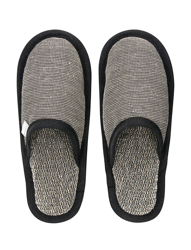 Onni Saunaschuhe aus Leinen in der Farbe Black-Linen von Lapuan Kankurit.