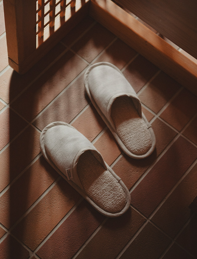 Ob in der Sauna, im Spa oder im Badezimmer – die Sade-Textilien vereinen skandinavische Klarheit mit japanischer Leichtigkeit und schaffen eine Atmosphäre wohltuender Zurückhaltung. Die Verwendung hochwertiger Naturfasern wie Leinen und Baumwolle sorgt für angenehme Haptik, hohe Funktionalität und schnelle Trocknung.