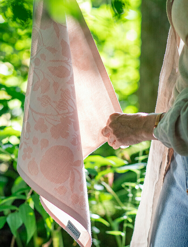 Puutarha Geschirrtuch & Serviette in der Farbe White-Rose aus Halbleinen von Lapuan Kankurit aus Finnland