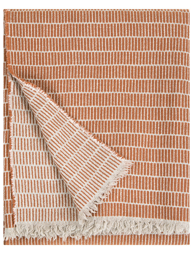 Raitti Tagesdecke in Cinnamon von Lapuan Kankurit.