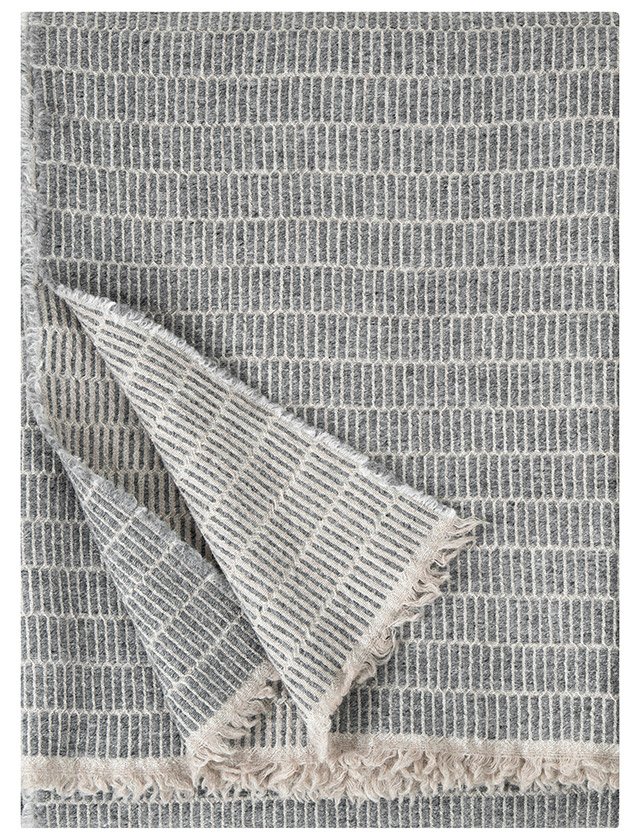 Raitti Tagesdecke in Grey von Lapuan Kankurit.