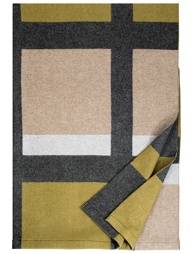 RUUSA Wolldecke von Lapuan Kankurit mit grafischem Blockmuster und harmonisch angeordneten Farbflächen. Die Decke ist in der Farbgebung Beige-Olive-Grey gestaltet und vereint warme, natürliche Töne mit einer zeitlosen, modernen Ausstrahlung.