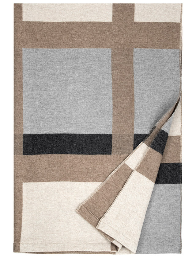 RUUSA Wolldecke von Lapuan Kankurit mit grafischem Blockmuster und harmonisch angeordneten Farbflächen. Die Decke ist in der Farbgebung Grey-Beige-Black gestaltet und vereint warme, natürliche Töne mit einer zeitlosen, modernen Ausstrahlung.