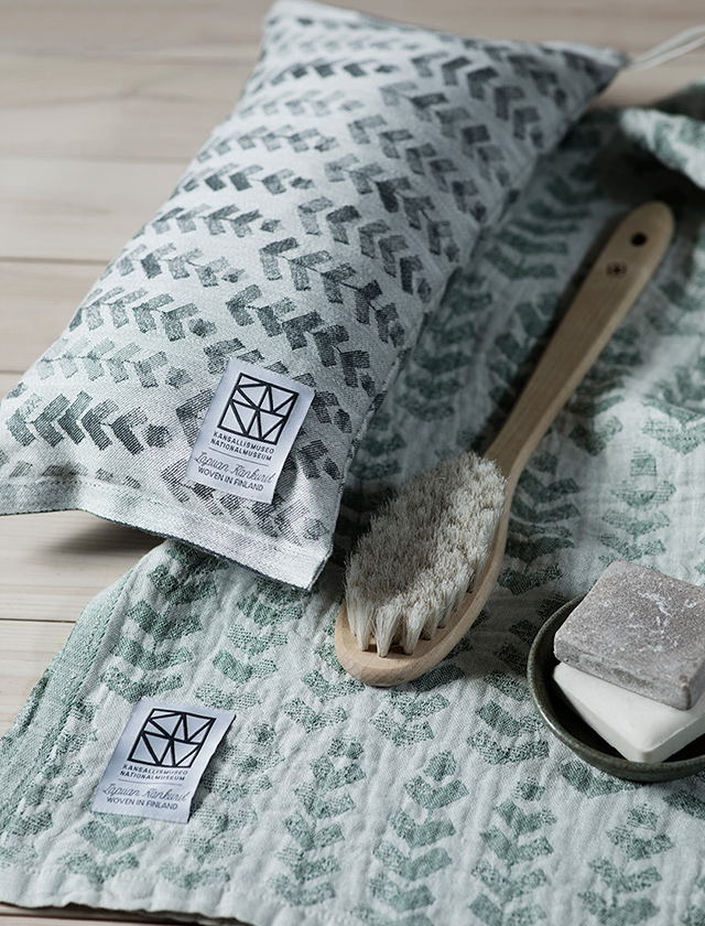 Ruusu x Hviitträsk Sauna-Serie von Lapuan Kankurit, vereint handwerkliche Tradition mit der natürlichen Eleganz aus Halbleinen und Leinen. Die Kollektion, gefertigt mit einer Liebe zum Detail, umfasst Sauna-Auflagen in abgestimmten Größen, Sauna-Kissen sowie Sauna- und Handtücher aus 100% gewaschenem Leinen. Die Haptik des Materials und die durchdachte Gestaltung zeugen von Qualität und Funktionalität, die in jedem Stück spürbar ist. Als stilvoller Begleiter für die Auszeit im Saunabereich, verwandeln diese Accessoires jeden Saunagang in einen Moment besonderer Behaglichkeit und Wertschätzung für das Echte und Einfache.