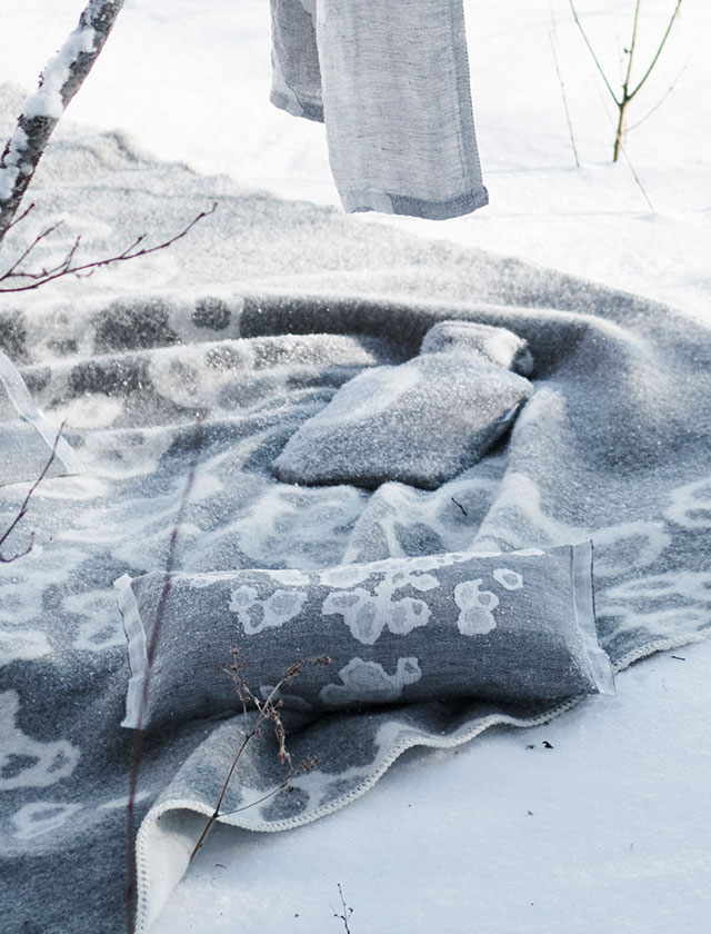 Kuschelige Saimaannorppa Wolldecke aus 100% neuseeländischer Schurwolle von Lapuan Kankurit. Ihr Muster ist Inspiriert von der Saimaa-Ringelrobbe, einer vom Aussterben bedrohten Robbe, die im Saimaa-See in Finnland lebt.