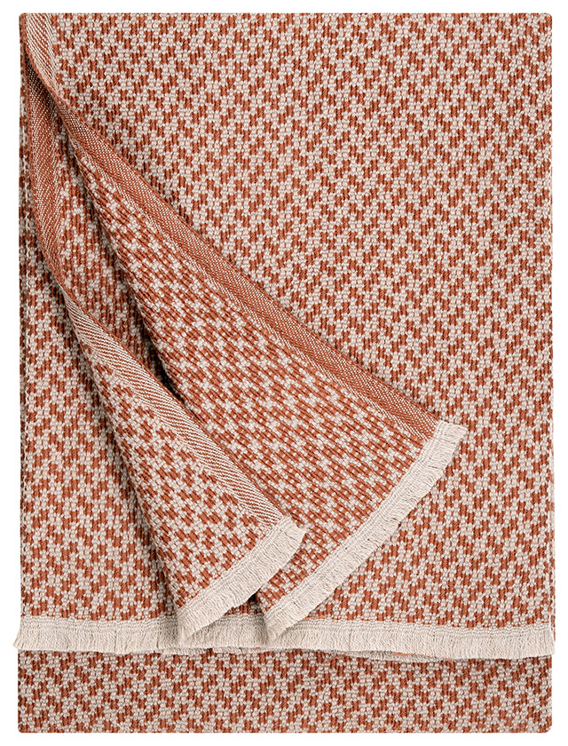 Salla Decke von Lapuan Kankurit aus hochwertiger Merinowolle. Das feine, zweifarbige Hahnentrittmuster verleiht den Wolldecken eine elegante Textur und unterstreicht den skandinavischen Designcharakter.