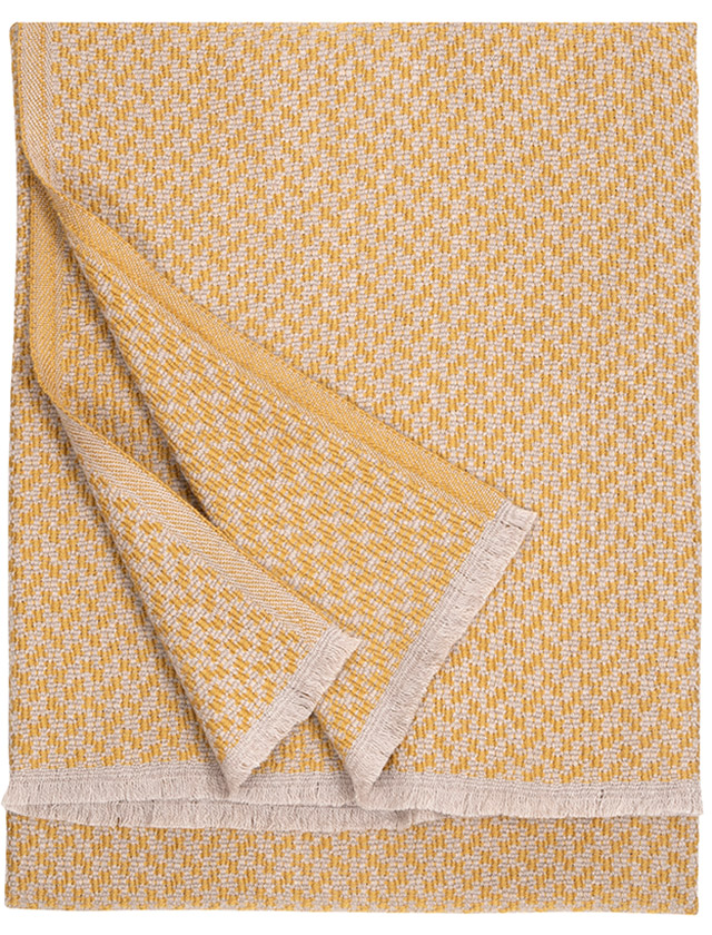 Salla Decke von Lapuan Kankurit aus hochwertiger Merinowolle. Das feine, zweifarbige Hahnentrittmuster verleiht den Wolldecken eine elegante Textur und unterstreicht den skandinavischen Designcharakter.