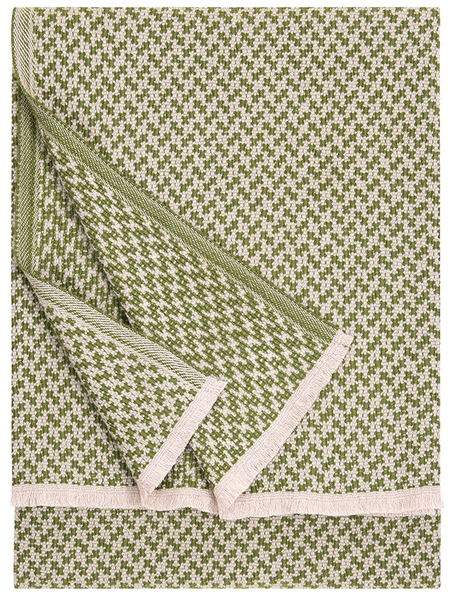 Salla Decke von Lapuan Kankurit aus hochwertiger Merinowolle. Das feine, zweifarbige Hahnentrittmuster verleiht den Wolldecken eine elegante Textur und unterstreicht den skandinavischen Designcharakter.