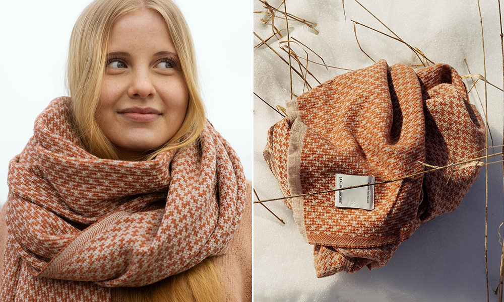 Der Salla Schal von Lapuan Kankurit aus Finnland zeigt ein feines Hahnentritt-Muster in Beige und Cinnamon. Gefertigt aus weicher Merinowolle, wirkt der Schal angenehm wärmend, leicht und hochwertig. Das Bild zeigt den Schal einmal getragen und einmal locker im Schnee arrangiert – ideal, um die natürliche Struktur, die warme Farbgebung und die nordische Ausstrahlung des Merino-Wollschals zu zeigen.