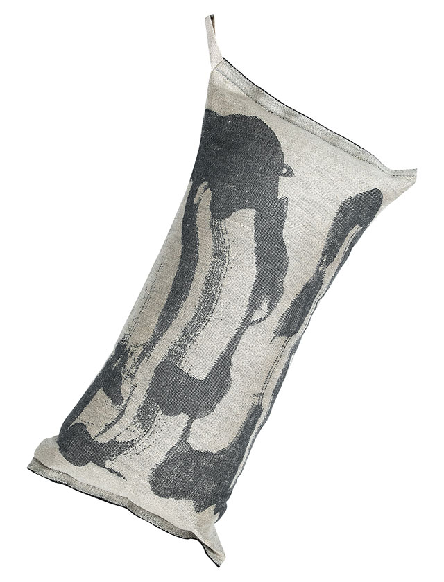 Savu Saunakissen in Linen Graphite von Lapuan Kankurit.