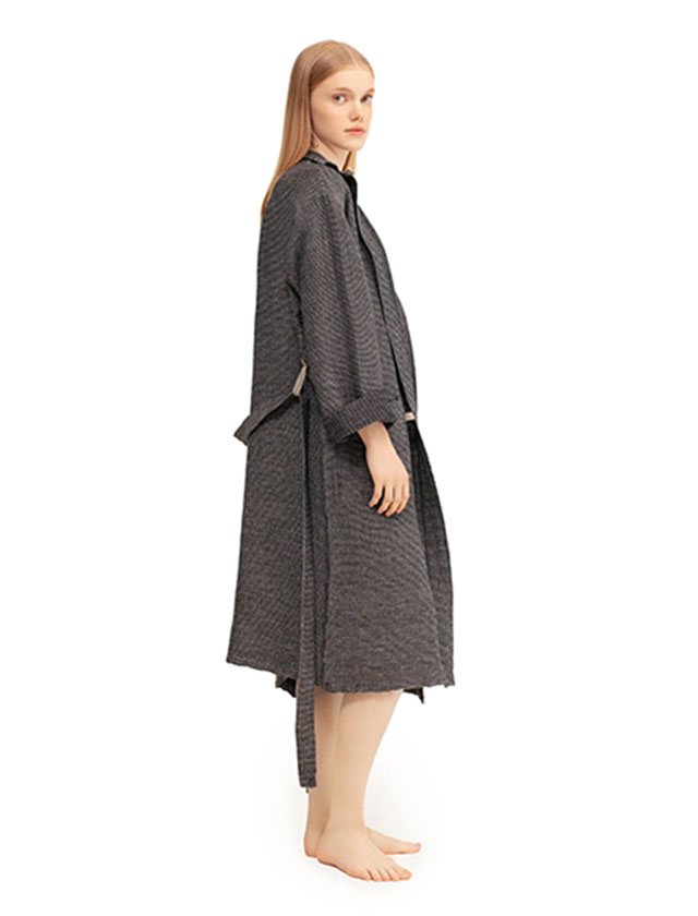 Terva Bademantel in Black Linen von Lapuan Kankurit.