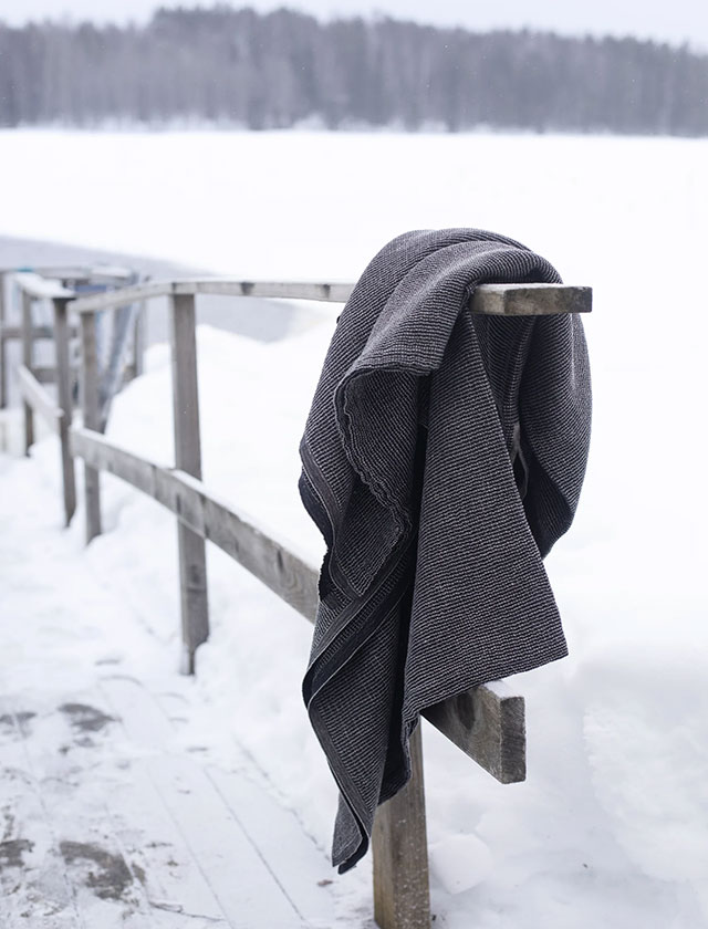 Terva Poncho in Black Linen von Lapuan Kankurit.