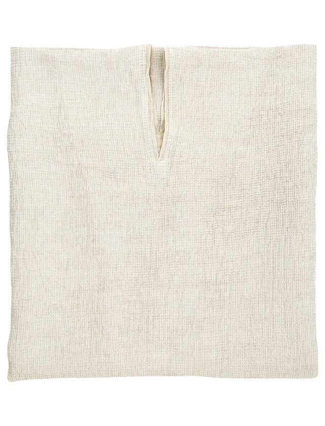 Terva Poncho in White Linen von Lapuan Kankurit.