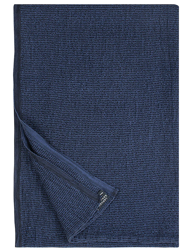 Terva Duschtuch aus Tencel in der Farbe Black Blueberry von Lapuan Kankurit aus Finnland.