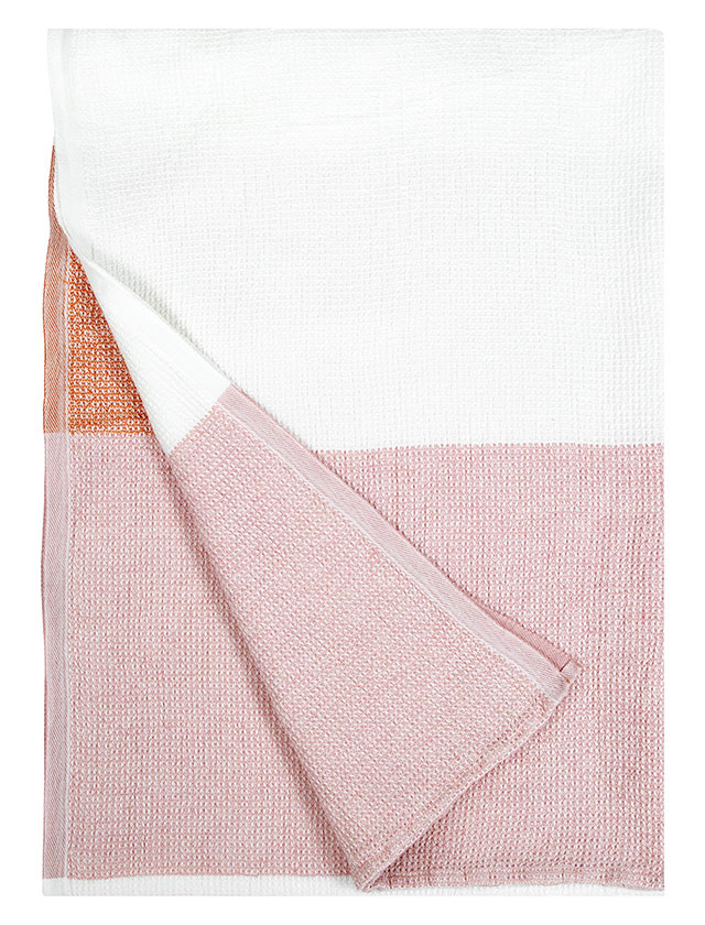 Terva Duschtuch aus Tencel in der Farbe White Rust Rose von Lapuan Kankurit aus Finnland.
