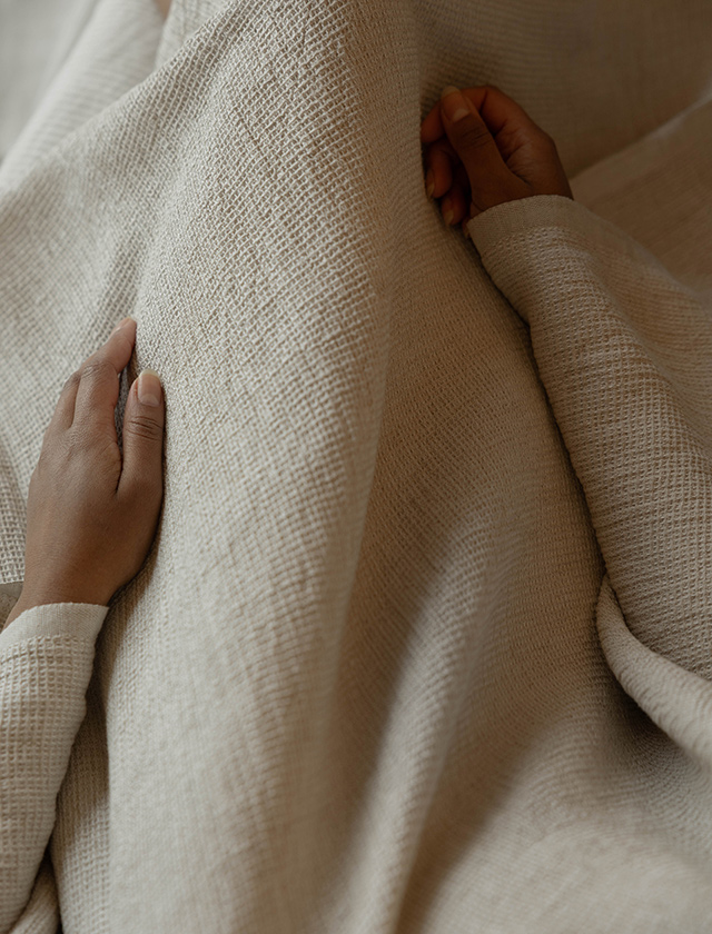 Lapuan Kankurit Terva Duschtuch aus weißem Leinen in Nahaufnahme mit sichtbar strukturierter Webung