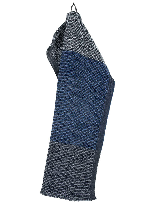 Terva Gästehandtuch aus Tencel in der Farbe Black Multi Blueberry von Lapuan Kankurit aus Finnland.