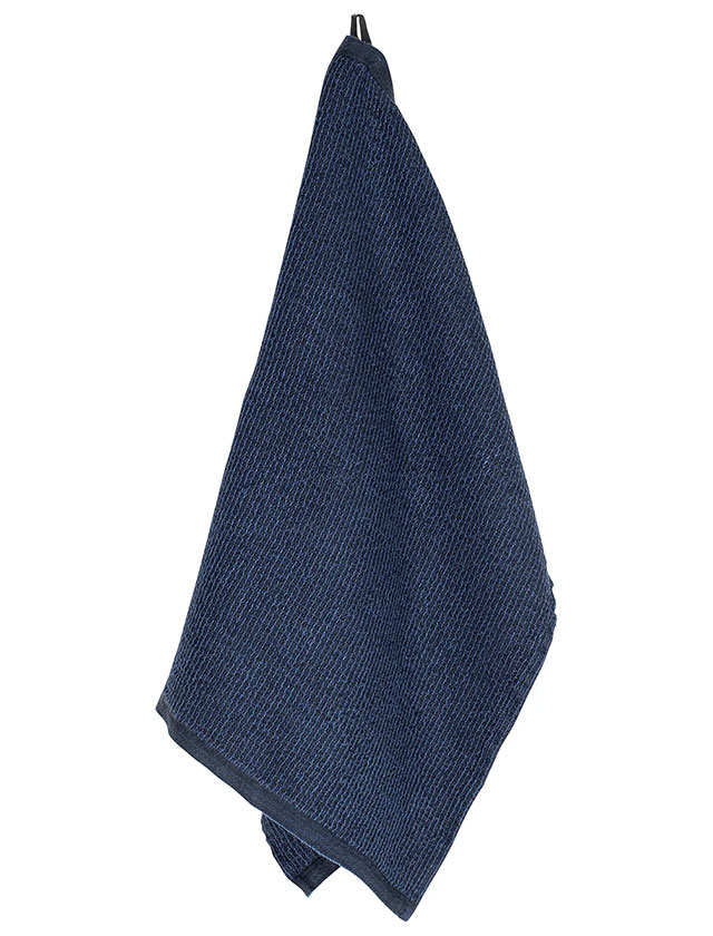 Terva Handtuch aus Tencel in der Farbe Black Blueberry von Lapuan Kankurit aus Finnland.