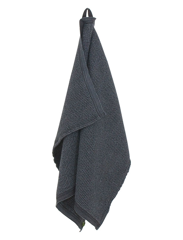 Terva Handtuch aus Tencel in der Farbe Black Graphite von Lapuan Kankurit aus Finnland.