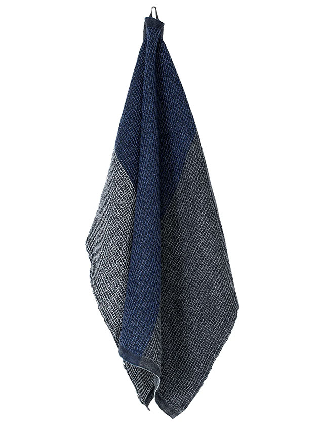 Terva Handtuch aus Tencel in der Farbe Black Multi Blueberry von Lapuan Kankurit aus Finnland.