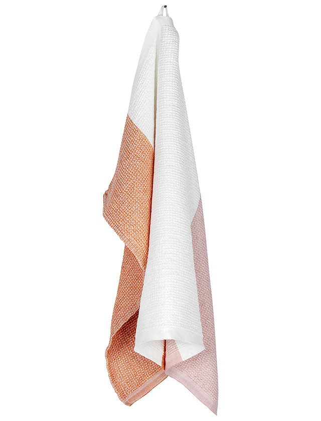 Terva Handtuch aus Tencel in der Farbe White Rust Rose von Lapuan Kankurit aus Finnland.