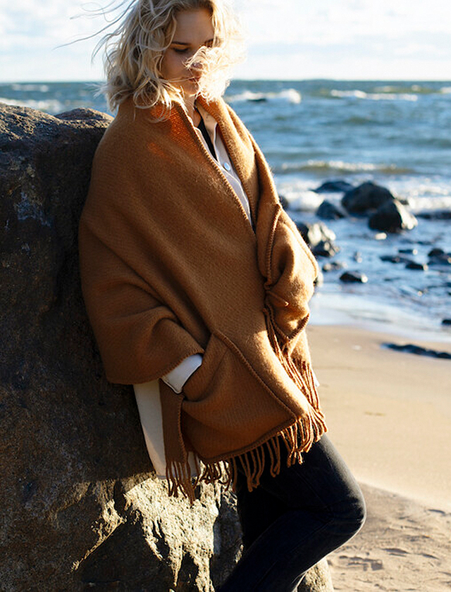 Uni Pocket Shawl - Poncho mit Taschen aus Schurwolle von Lapuan Kankurit aus Finnland