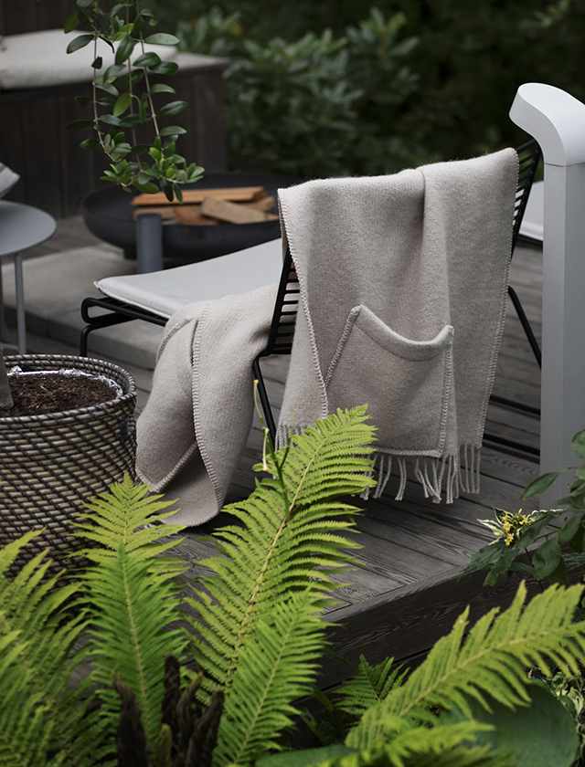 Der Lapuan Kankurit UNI Pocket Shawl in Light Beige präsentiert sich als zeitloser Begleiter für kühle Tage. Der elegante Wollschal mit Taschen vereint skandinavisches Design und Funktionalität – ideal für drinnen wie draußen.
