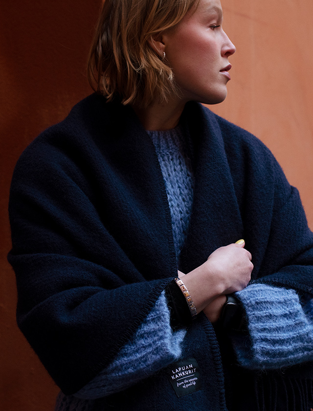 An kühlen Tagen gibt es kaum etwas Wärmenderes als einen aus echter Wolle gewebten Pocket Shawl von Lapuan Kankurit. Man kann ihn um die Schultern legen und bei Bedarf schnell die Hände in die Taschen stecken, etwa wenn man kurz hinaus muss. Selbst in einem kühlen Büro spendet ein Taschenschal wunderbare Wärme.
