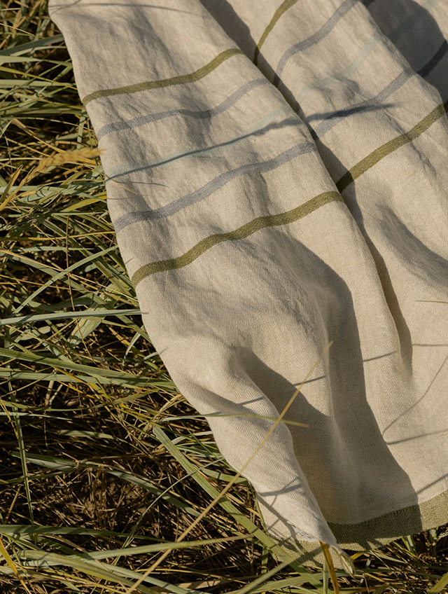 VIRTA Leinen-Dusch- und Saunatuch mit Streifen in Oliv, Grau und Hellblau auf Naturleinen von Lapuan Kankurit
