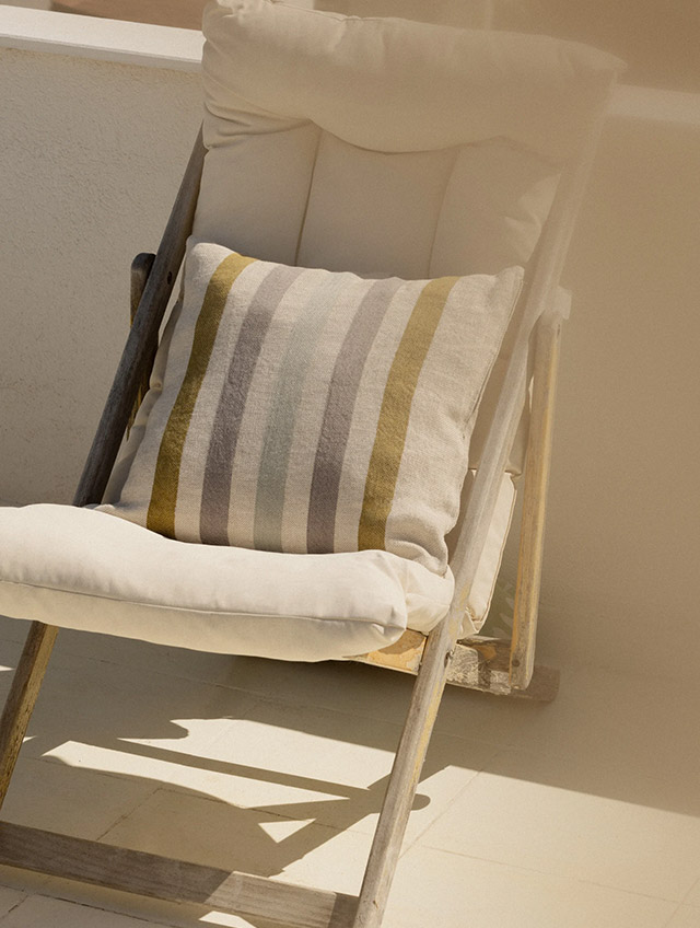 VIRTA Leinen-Kissenbezug mit Streifen in Oliv, Grau und Hellblau auf Naturleinen von Lapuan Kankurit