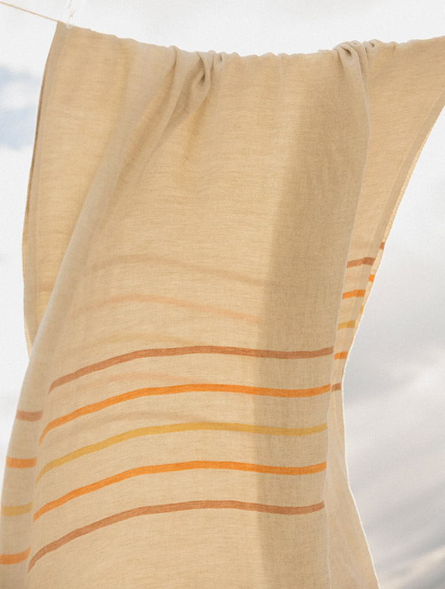 VIRTA Leinen-Dusch- und Saunatuch mit Streifen in Rostorange, Beige und Braun auf Naturleinen von Lapuan Kankurit