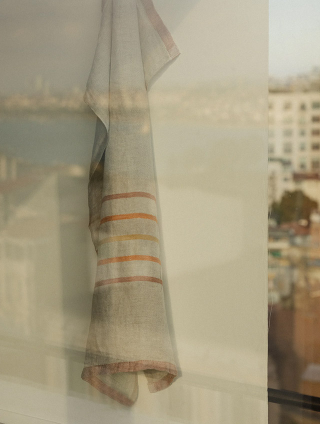 VIRTA Leinen-Hand- und Geschirrtuch mit Streifen in Rostorange, Beige und Braun auf Naturleinen von Lapuan Kankurit