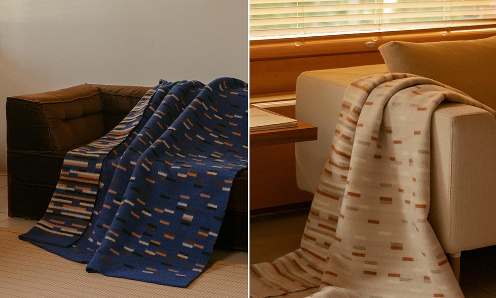 Zwei edle Yllätys Wolldecken von Lapuan Kankurit – links in kräftigem Blau mit kontraststarkem Muster, drapiert über ein braunes Designersofa, rechts in zarten Beige-, Rosé- und Zimt-Tönen auf einem hellen Sofa vor einem Fenster mit Holzjalousien. Die doppelseitige Decke zeigt auf der Vorderseite ein lebendiges Punktmuster und auf der Rückseite ein überraschendes Streifenmuster – typisch für das skandinavische Designkonzept von Lapuan Kankurit. Die Wolldecken bestehen aus weicher, hochwertiger Schurwolle und vereinen Funktionalität mit zeitloser Ästhetik.