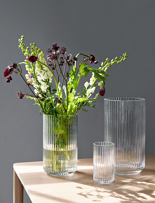 Lyngby Glasvasen-Serie aus Klarglas mit Rillen von Lyngby Procelæn - Die Lyngby Glasvasen sind in verschiedenen Größen für Tisch & Floor geeignet.