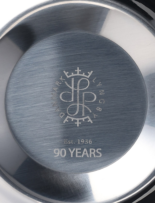 Lyngby Porcelæn Vase aus Edelstahl – Designklassiker in 15,5 und 20,5 cm, auf dem Boden ist das Logo von Lyngby Porcelæn sowie "90 Years" eingeprägt