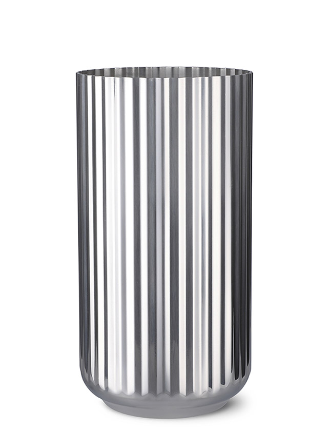 Lyngby Porcelæn Vasen aus Edelstahl in 15,5 cm mit charakteristischer Rillenstruktur.