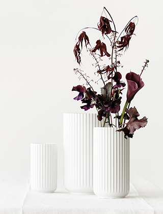 Lyngby Vasen Serie in Weiß von Lyngby Porcelain Lyngby Blumenvasen in Weiß von Lyngby Porcelain sind bei elbdal Wohnaccessoires in 6 Größen verfügbar. Die kleinste Größe misst 12 cm und eignet sich für kleine Blumensträuße. Die größte Größe von 38 cm eignet sich als Bodenvase oder als opulentes Solitär auf Ihrem Couchtisch oder Sideboard und bietet genügend Platz für Zweige, Tannengrün oder langstielige Blumen.
