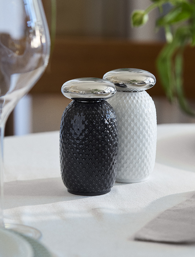 Lyngby Porcelæn RHOMBE Salz- und Pfeffermühle in Schwarz und Weiß mit charakteristischem Rautenmuster.