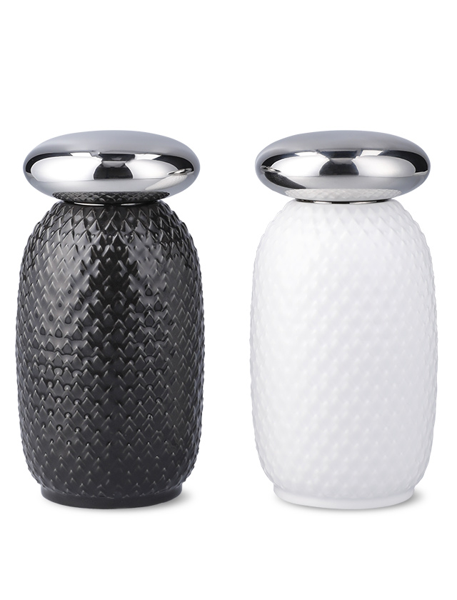 Lyngby Porcelæn Rhombe Salz- und Pfeffermühlen in Schwarz und Weiß mit ikonischem Rhombe-Muster und glänzenden Edelstahl-Details.