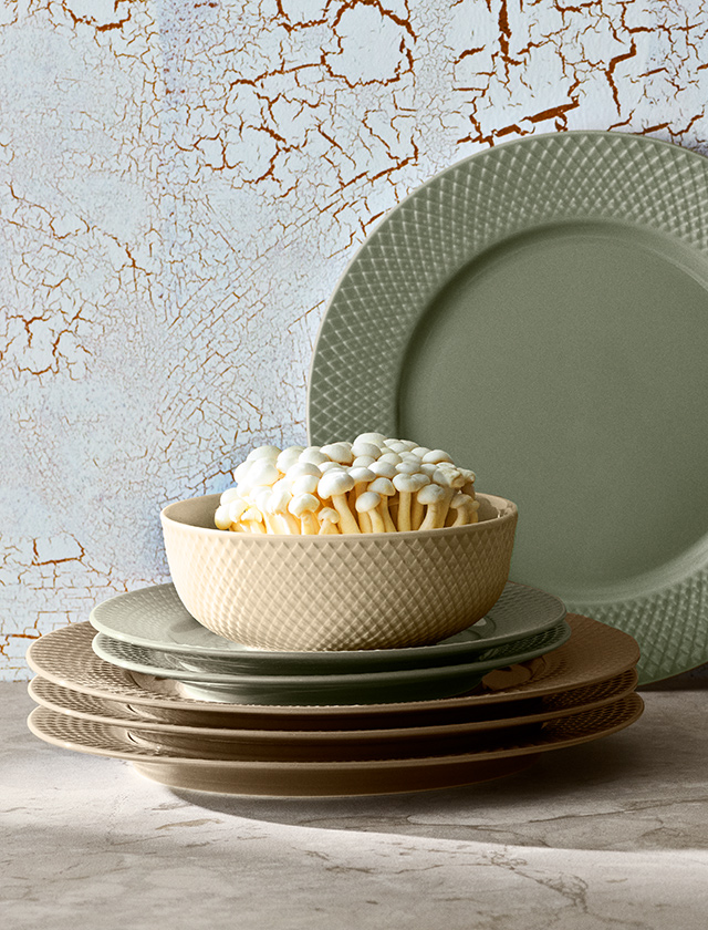 Lyngby Porcelæn RHOMBE Geschirr in Earth Green mit Tellern und Schale im charakteristischen Rautenmuster.