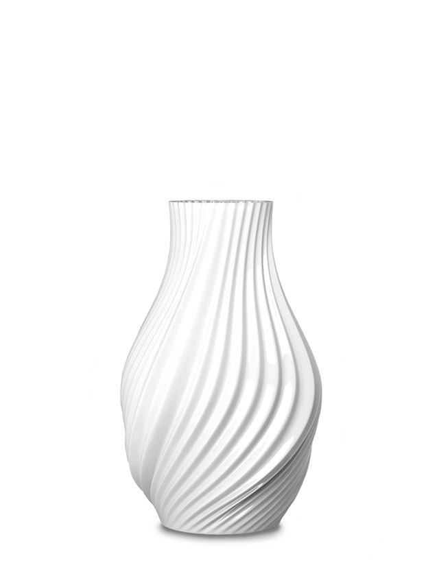 Lyngby Porcelæn Twist Vase aus weißem Porzellan, kunstvoll mit dynamischen Spiralrillen gestaltet, elegante Designobjekte in der Größe 18cm für zeitlose Wohnkultur.